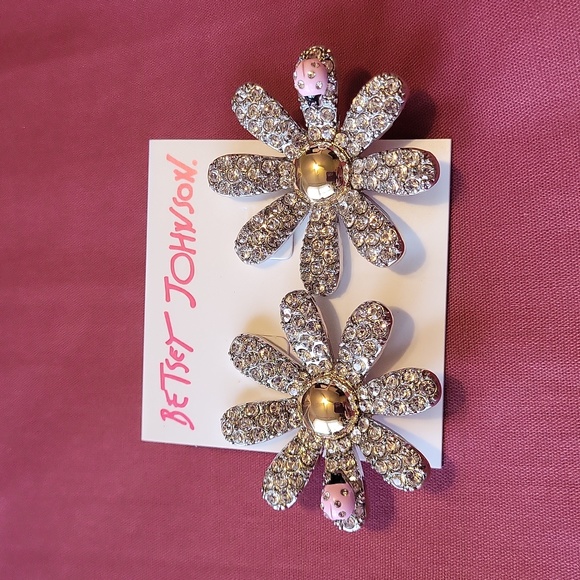 Betsey Johnson daisy stud w ladybug - Picture 3 of 6